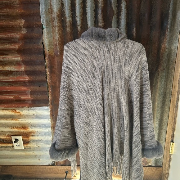 ❤️SHEIN Faux fur Trim knit shawl/ poncho- one size - Picture 4 of 7